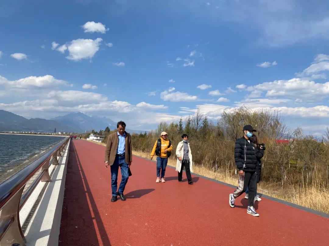 麗江這里環(huán)海而建的長廊，你不來看看？