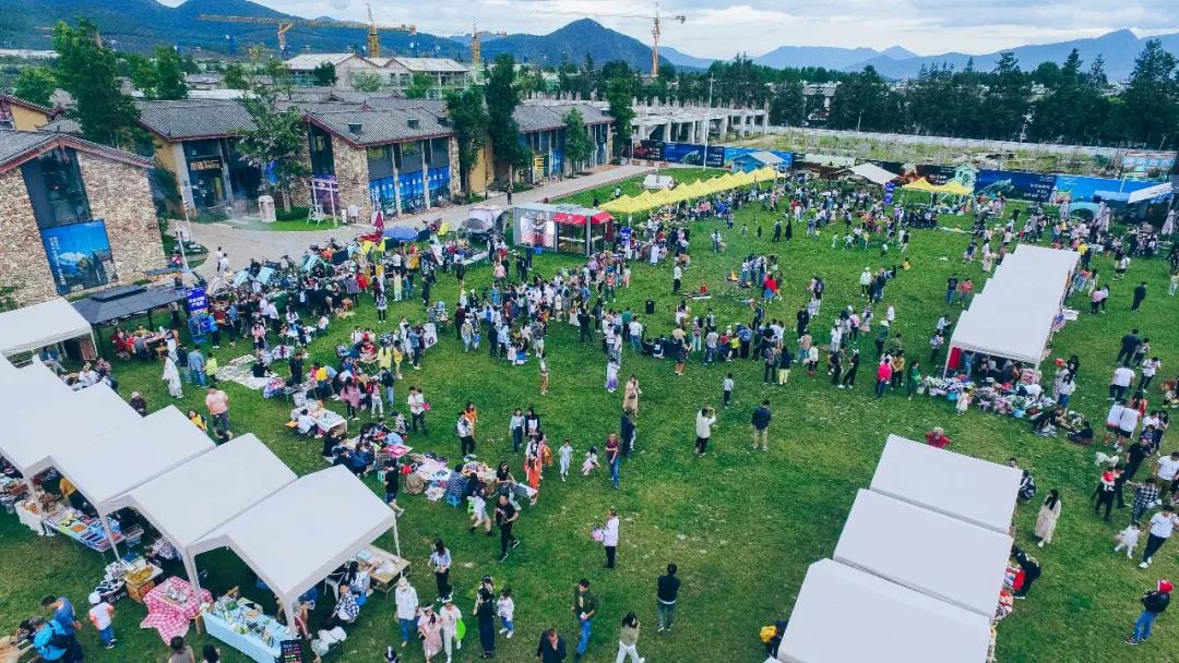 五一去哪兒玩？雪山藝術(shù)小鎮(zhèn)·雪山夜市，有趣的靈魂終會(huì)相遇