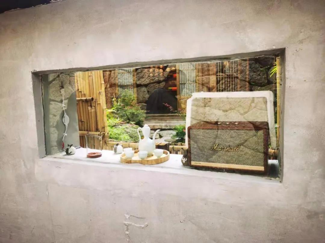 有山城風(fēng)貌，又有水鄉(xiāng)韻味，  古樸與精致相融共生，  自由活潑充滿靈氣。