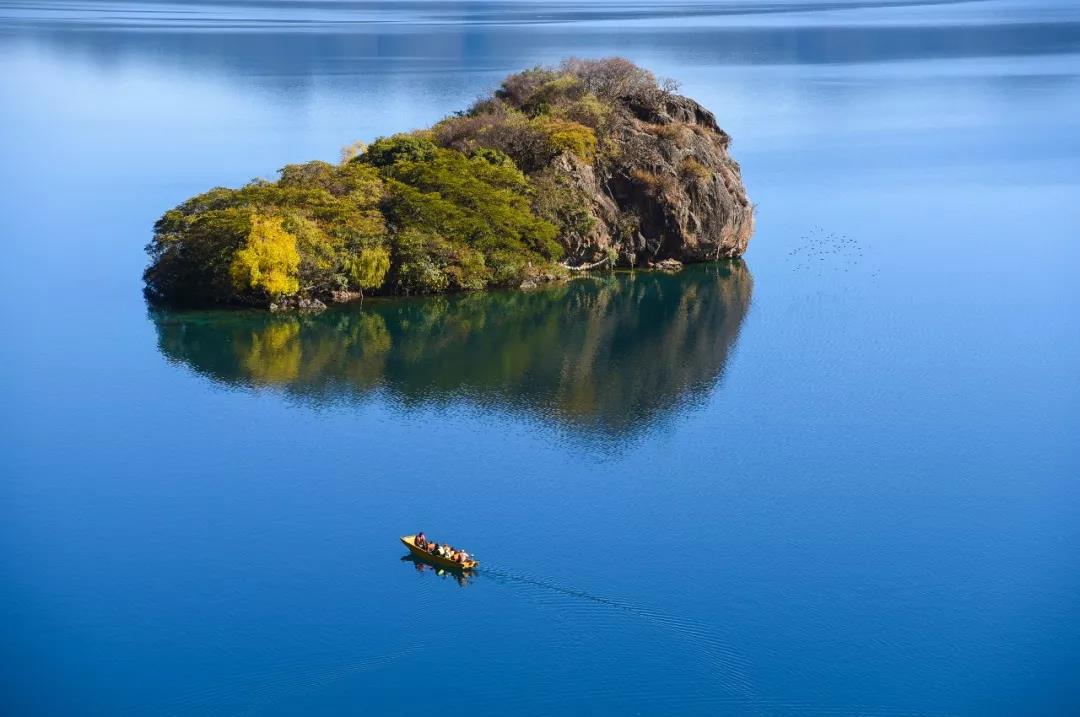 麗江的最北端，云南和四川交界的地方，群山環(huán)抱間，瀘沽湖靜靜地躺在那里
