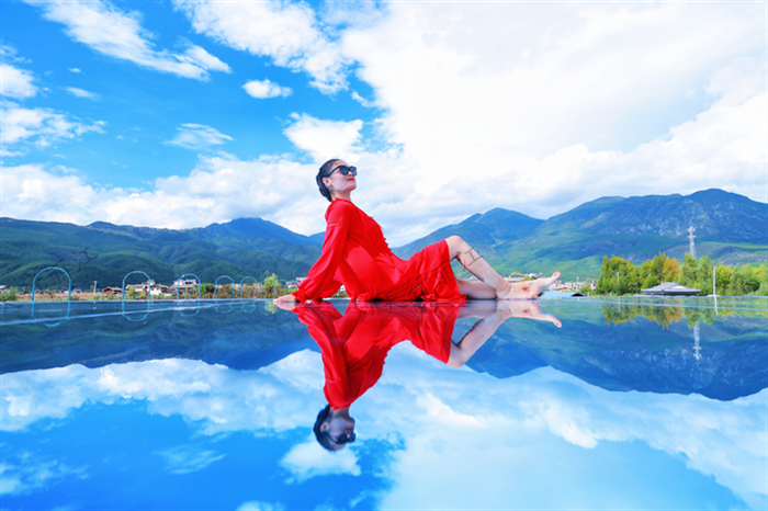 近年來，均良村在各級政府的關(guān)心支持下，立足于得天獨厚的自然資源和文化資源，在充分研究市場、熟悉村情的基礎(chǔ)上，發(fā)展以騎馬健身、農(nóng)業(yè)觀光、農(nóng)家體驗、環(huán)湖旅拍、親子科普等為主的鄉(xiāng)村休閑度假和民俗文化特色游。通過大力發(fā)展鄉(xiāng)村旅游，全村基礎(chǔ)設(shè)施建設(shè)不斷完善，人民群眾經(jīng)濟(jì)收入逐年提高。