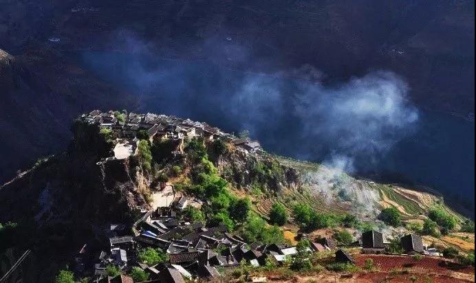 一塊巨石上長出的村莊，一座神奇的天空之城，這是寶山石頭城！  麗江傳媒公司