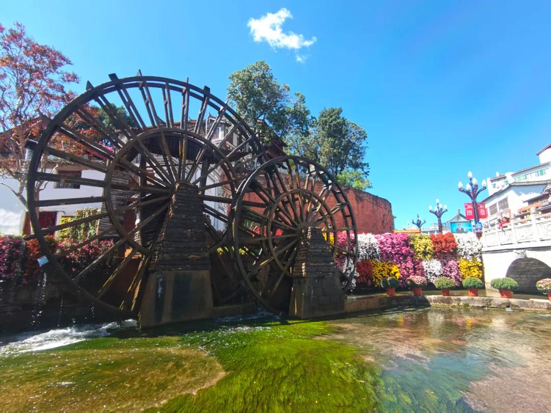 麗江傳媒公司：徜徉至青磚黛瓦，縱橫坊巷，去邂逅綿綿古韻……是麗江商業(yè)演出的好去處