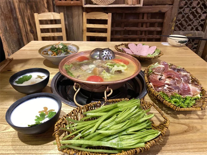 麗江美食攻略：”會吃的麗江人，一天都吃了什么？