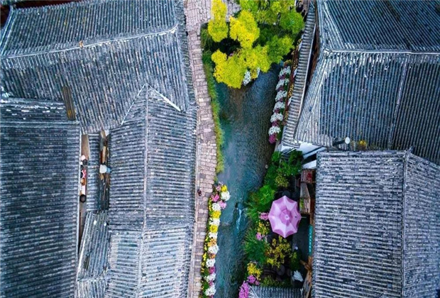 看，集齊紅橙黃綠青藍紫，麗江美得太囂張了！